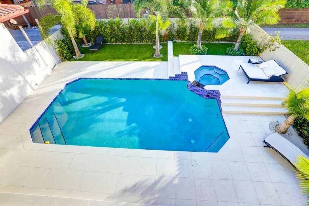 Waterview Mansion in Hollywood Lakes