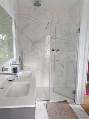 Baignoire, séchoir à cheveux, bidet