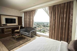 Cobertura básico, 1 quarto, sacada, vista para a cidade | Área de estar | TV LCD 42 polegadas com canais a cabo, TV