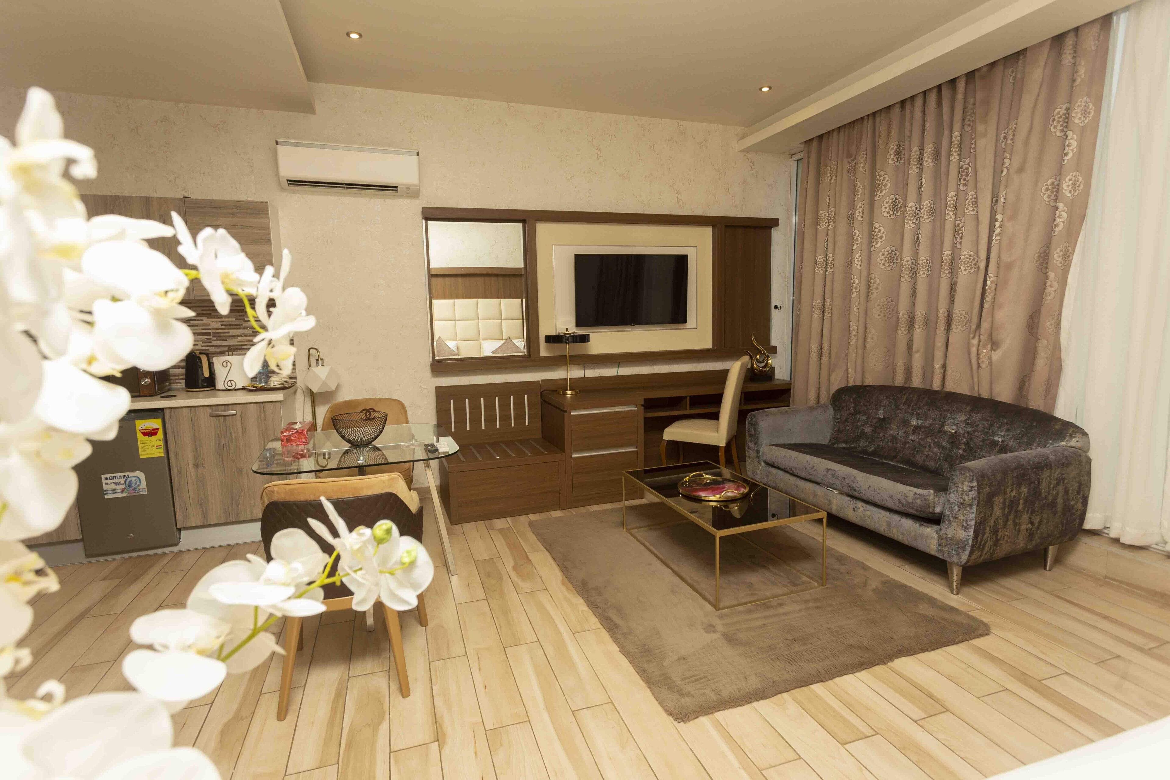 基础顶层房, 1 间卧室, 阳台, 城市景观 | 起居区 | 42-英寸液晶电视 （配备有线频道）、电视