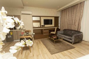 Cobertura básico, 1 quarto, sacada, vista para a cidade | Área de estar | TV LCD 42 polegadas com canais a cabo, TV