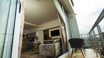 Peruskattohuoneisto, 1 makuuhuone, parveke, kaupunkinäköala | Terassi/patio
