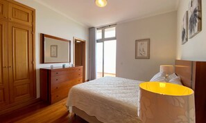 Deluxe-huoneisto, 3 makuuhuonetta, merinäköala | 3 makuuhuonetta, yksilöllisesti sisustettu, yksilöllisesti kalustettu