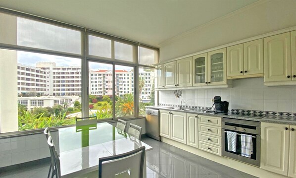Deluxe Apartment, 3 Bedrooms, Sea View | Private kitchen