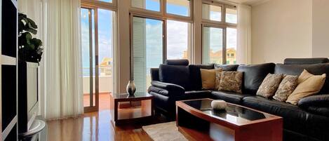 Lägenhet Deluxe - 3 sovrum - havsutsikt | Vardagsrum | 45-tums platt-tv med kabelkanaler och tv