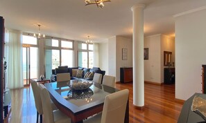 Appartement Deluxe, 3 chambres, vue mer | Coin séjour | Télévision à écran plat de 45 pouces avec chaînes par câble, télévision