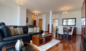 Deluxe appartement, 3 slaapkamers, uitzicht op zee | Woonruimte | Een 45-inch flatscreentelevisie met kabelzenders en een televisie