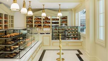 7 restaurants; ze serveren er ontbijt, lunch, diner en brunch