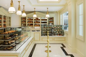 7 restaurants; breakfast, lunch, dinner, and brunch served