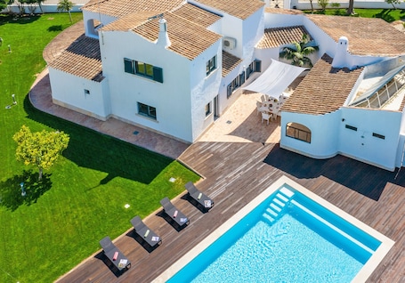 A heated pool. Luxury Villa with Heatable Pool and BBQ