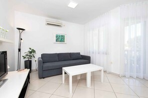 TV - Holiday apartment with balcony, air conditioning and internet (Baška)