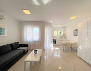 TV - Holiday apartment with balcony, air conditioning and internet (Baška)
