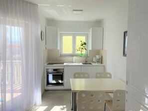 Fridge, oven, stovetop, dishwasher - Holiday apartment with balcony, air conditioning and internet (Baška)