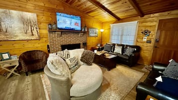 Smart TV, lareira, livros, biblioteca musical