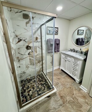 Combined shower/bathtub, hair dryer, towels, soap