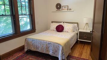 4 slaapkamers, een bureau, een strijkplank/strijkijzer, reisbedje