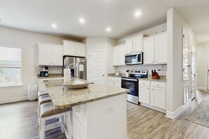 Fridge, microwave, oven, stovetop - Inviting Home with Shared Pool, WiFi, Central AC, and Private Washer/Dryer (Port St. Joe)