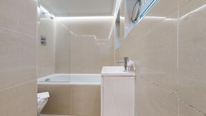 Ensemble douche/baignoire, sèche-cheveux, serviettes fournies, savon