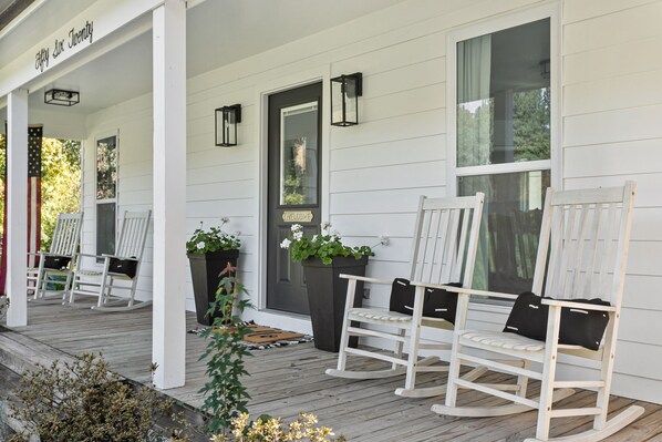 Terrace/patio - Hargrove House - Charming and Dreamy Retreat on 4 acres in Leiper's Fork (Franklin)