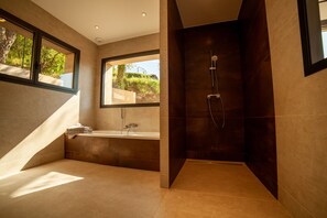 Badewanne, Haartrockner, Handtücher, Seife