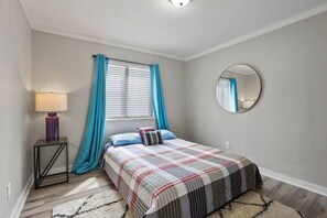 3 soverom, skrivebord, strykejern/-brett og reiseseng for barn