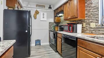 Køleskab, mikrobølgeovn, ovn, kogeplade