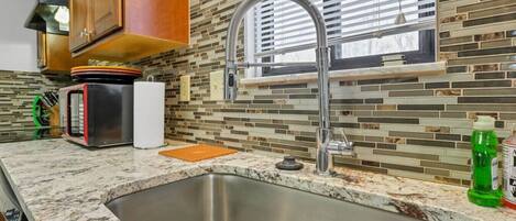 Køleskab, mikrobølgeovn, ovn, kogeplade