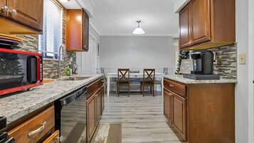 Frigorífic, microones, forn i placa de cuina