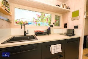 Wasserkocher mit Kaffee-/Teezubehör, Kühlschrank, Geschirrspüler