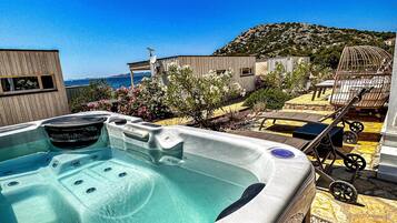 Bañera de hidromasaje al aire libre