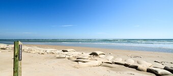 "Sea Rie-Treat" - 3 Bedroom Oceanfront Home in North Topsail Beach