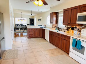 Kühlschrank, Mikrowelle, Ofen, Geschirrspüler