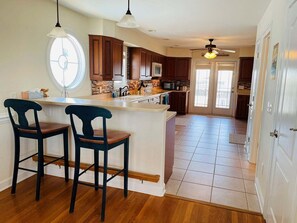 Réfrigérateur, micro-ondes, four, lave-vaisselle