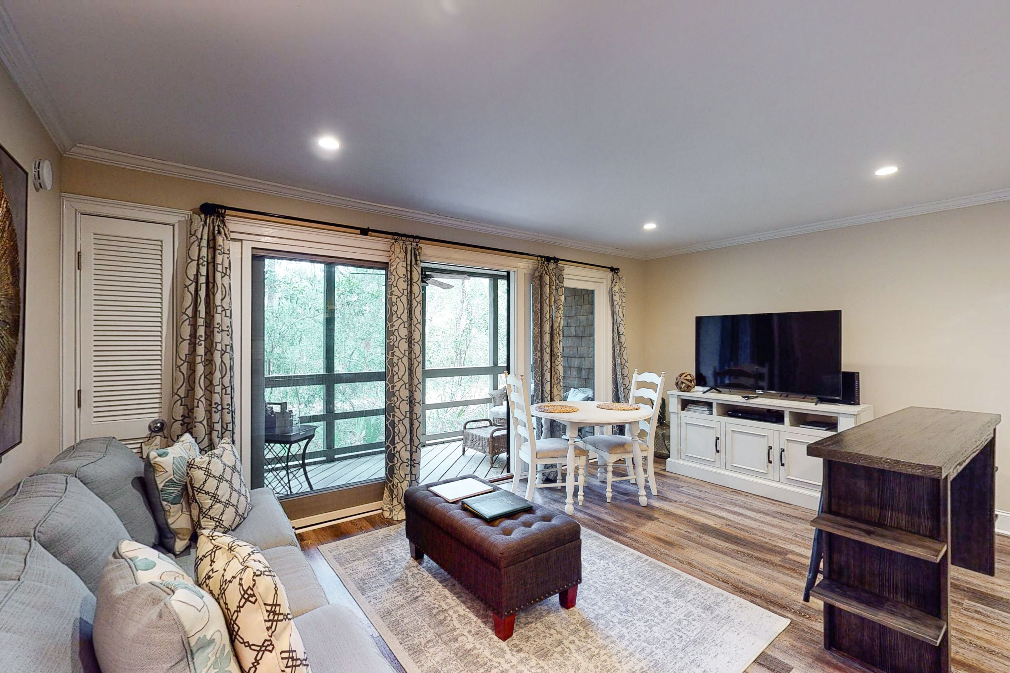 Fantastic villa with washer/dryer, on-site golf & tennis - walk to the beach