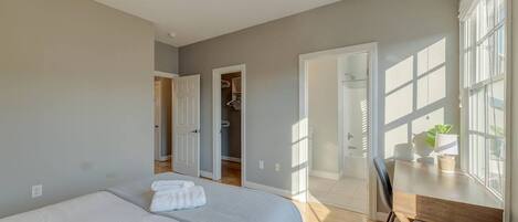 2 bedrooms, desk, iron/ironing board, WiFi