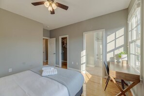 2 bedrooms, desk, iron/ironing board, WiFi