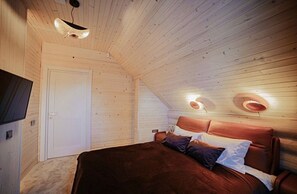 3 bedrooms, iron/ironing board, travel cot, WiFi