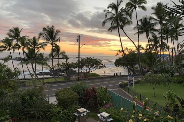 Balcony & Ocean view and BBQ’s and Alii Drive