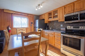 Fridge, microwave, oven, stovetop - Stay In Ohiopyle (Ohiopyle)