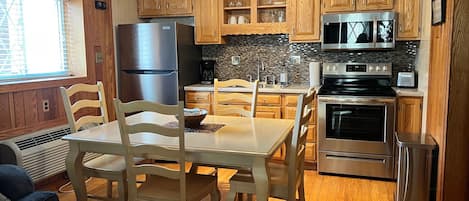 Private kitchen | Fridge, microwave, oven, stovetop