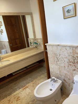 Douche, sèche-cheveux, bidet, serviettes fournies