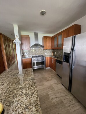 Mikrowelle, Ofen, Geschirrspüler, Wasserkocher mit Kaffee-/Teezubehör