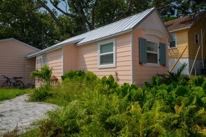 Exterior - KEY WEST INSPIRED STUDIO W/ VAULTED CIELINGS. SHORT WALK TO THE BEACH! (Virginia Beach)