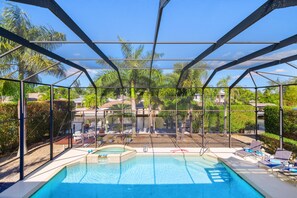 Utendørsbasseng og et oppvarmet basseng