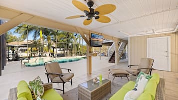 TV connectée, lecteur de DVD, table de tennis de table, chaßne hi-fi