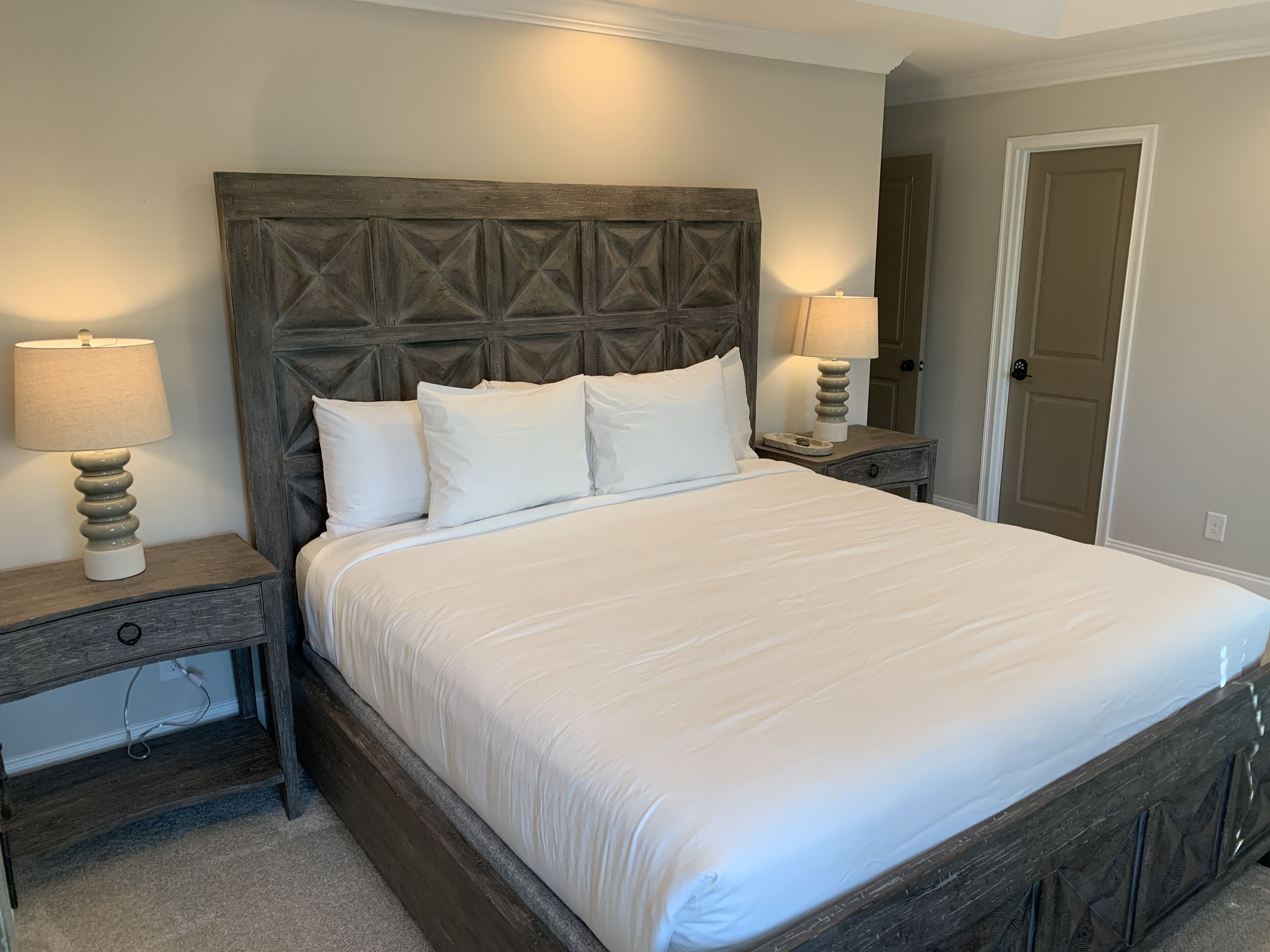 4 bedrooms, iron/ironing board, WiFi, bed sheets