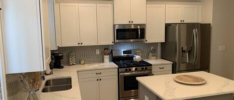 冷蔵庫、電子レンジ、オーブン、コンロ