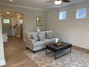 TV - LakePoint Basecamp 4BR — Promo Rates Applied (Acworth)