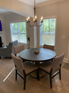 Dining - LakePoint Basecamp 4BR — Promo Rates Applied (Acworth)