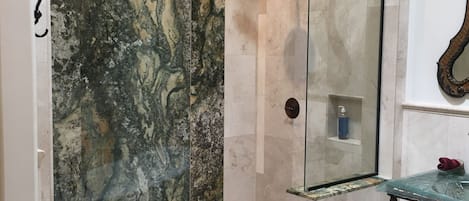 Baignoire, séchoir à cheveux, serviettes fournies, savon